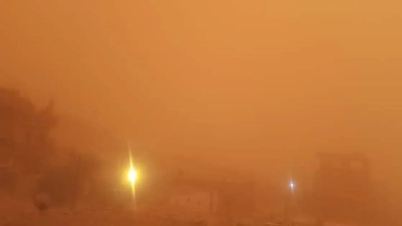 عاصفة ترابية وأمطار متقطعة تضرب محافظة أسيوط وسط تحذيرات شديدة من الطقس